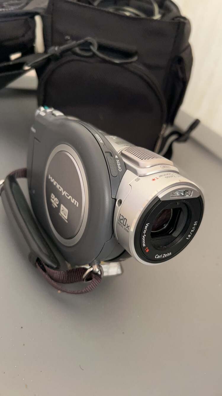 Sony Handycam DCR-DVD505 4.0MP Mini DVD Digital Camcorder 10x Optical Zoom